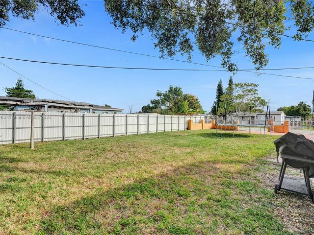 Продажа дома по адресу 16001 NW 28th Pl - фото 5576488