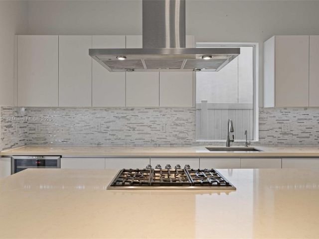 Продажа дома по адресу 10296 NW 74th Ter - фото 5586923