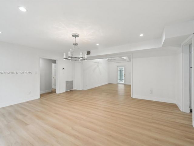 Продажа дома по адресу 299 S Biscayne River Dr - фото 5778159