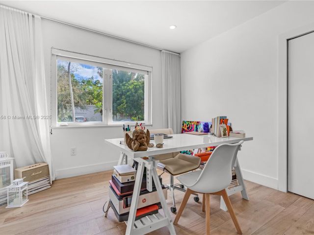 Дом в аренду по адресу 290 E Shore Dr E - фото 5846077