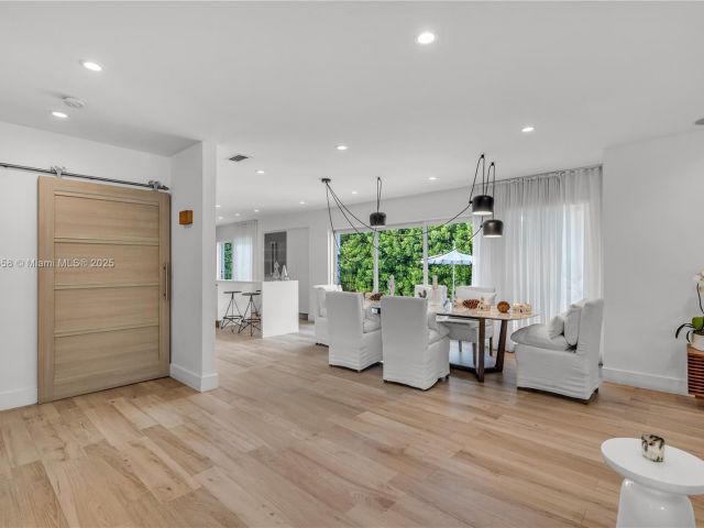 Дом в аренду по адресу 290 E Shore Dr E - фото 5846081