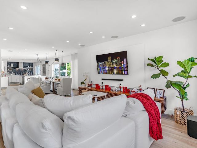 Дом в аренду по адресу 290 E Shore Dr E - фото 5846082