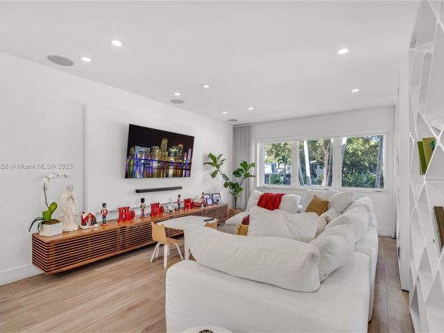 Дом в аренду по адресу 290 E Shore Dr E - фото 5846084