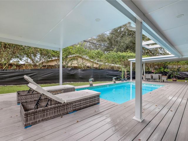 Продажа дома по адресу 5712 Monroe St - фото 6169975