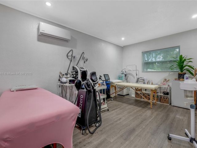 Продажа дома по адресу 5712 Monroe St - фото 6169977