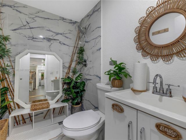 Продажа дома по адресу 5712 Monroe St - фото 6169978