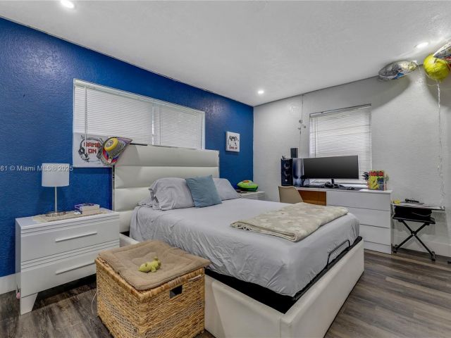 Продажа дома по адресу 5712 Monroe St - фото 6169979