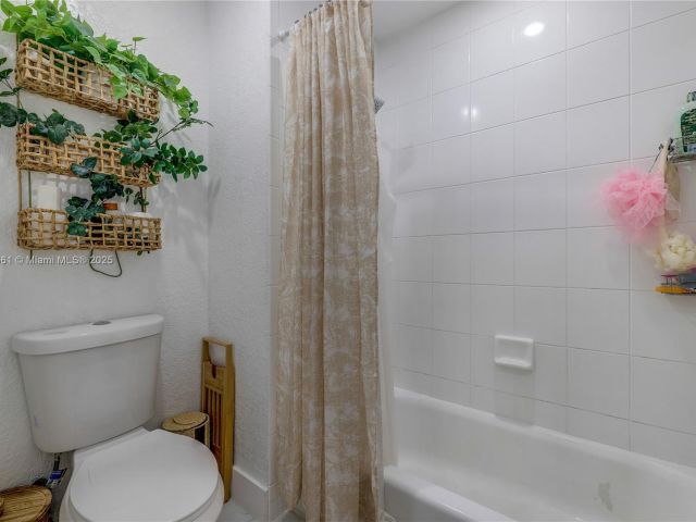 Продажа дома по адресу 5712 Monroe St - фото 6169980