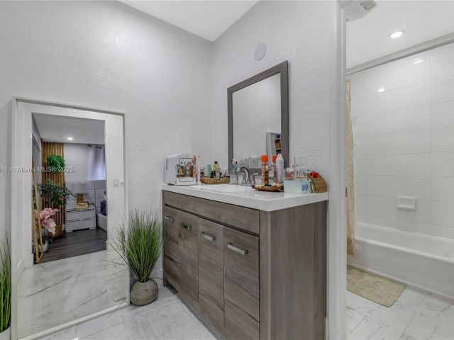 Продажа дома по адресу 5712 Monroe St - фото 6169981