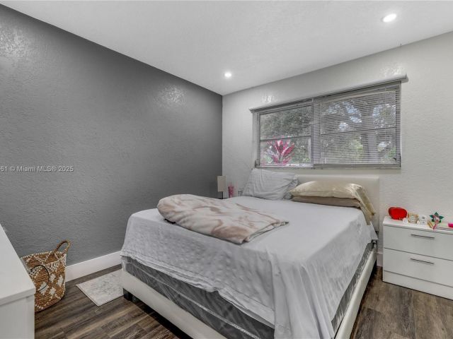 Продажа дома по адресу 5712 Monroe St - фото 6169983