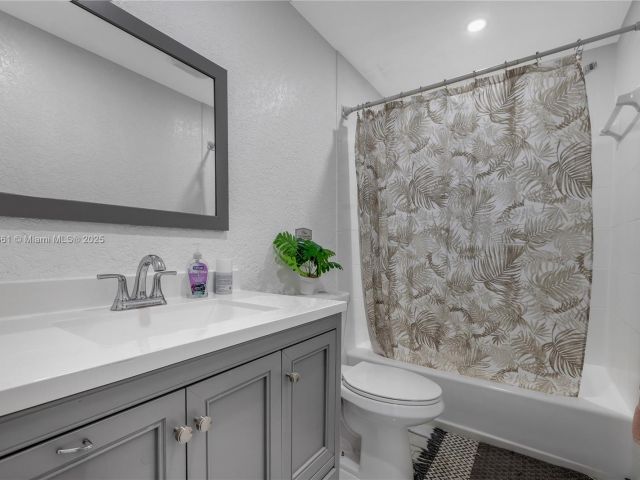 Продажа дома по адресу 5712 Monroe St - фото 6169984