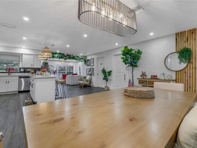 Продажа дома по адресу 5712 Monroe St - фото 6169985