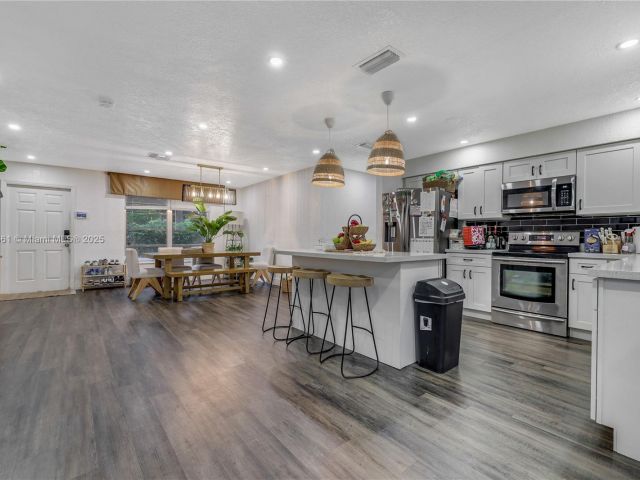 Продажа дома по адресу 5712 Monroe St - фото 6169986