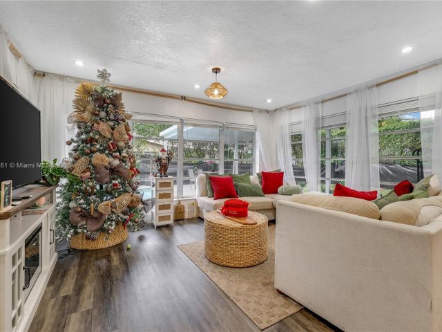 Продажа дома по адресу 5712 Monroe St - фото 6169987