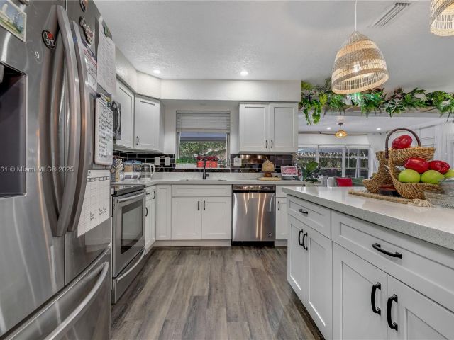 Продажа дома по адресу 5712 Monroe St - фото 6169988