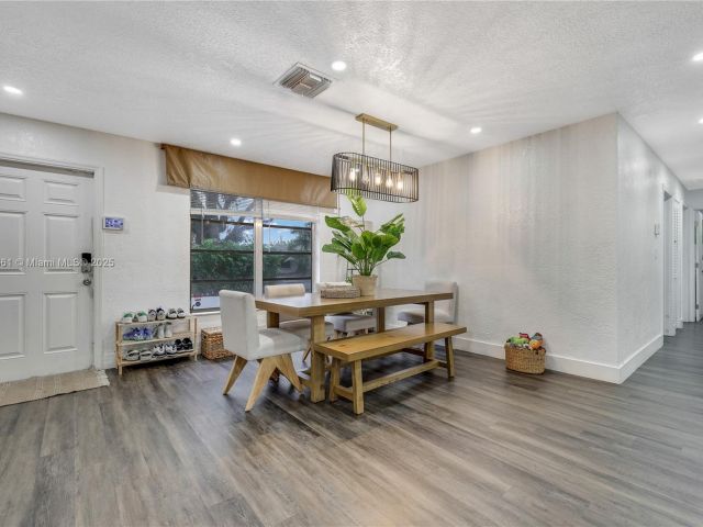 Продажа дома по адресу 5712 Monroe St - фото 6169989