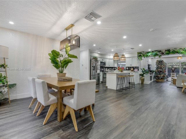 Продажа дома по адресу 5712 Monroe St - фото 6169990