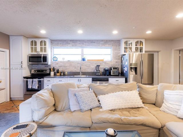 Продажа дома по адресу 6575 SW 27th St - фото 5886659