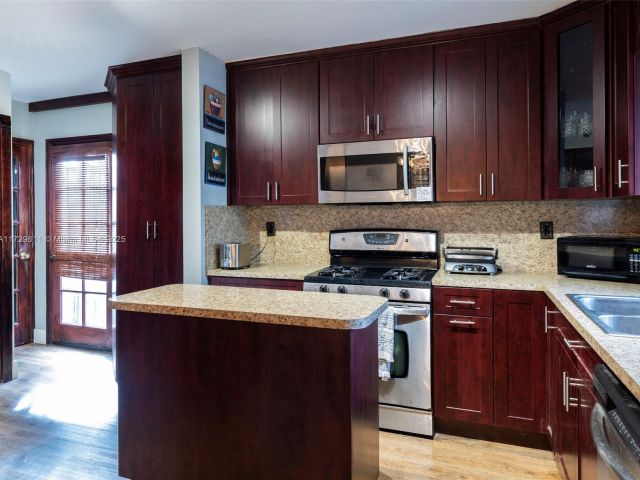 Продажа дома по адресу 6575 SW 27th St - фото 5886674