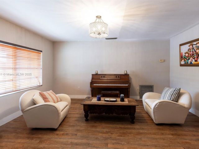 Продажа дома по адресу 6575 SW 27th St - фото 5886675