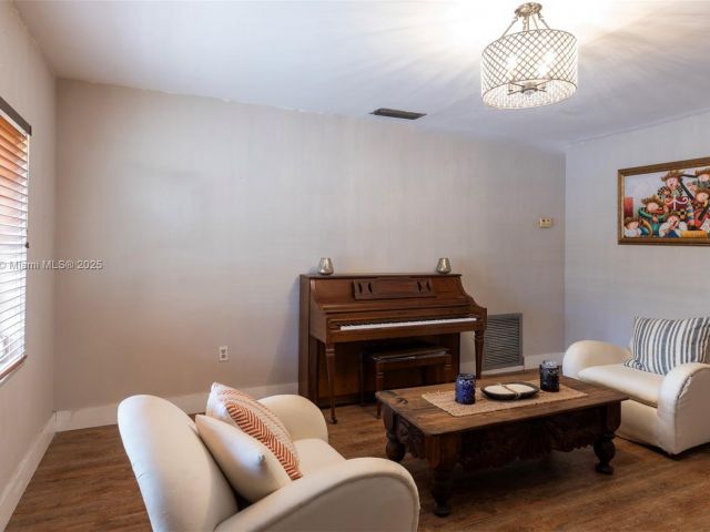 Продажа дома по адресу 6575 SW 27th St - фото 5886676