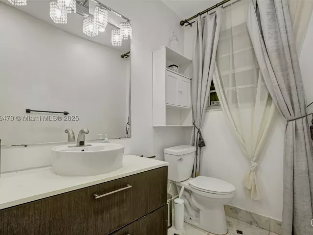 Продажа дома по адресу 18600 NE 7th Ct - фото 9069104