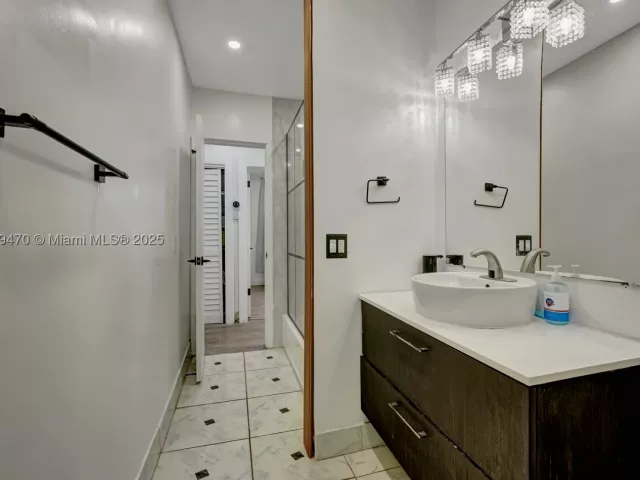 Продажа дома по адресу 18600 NE 7th Ct - фото 9069105