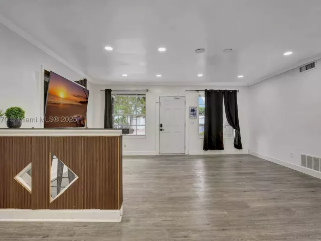 Продажа дома по адресу 18600 NE 7th Ct - фото 9069106