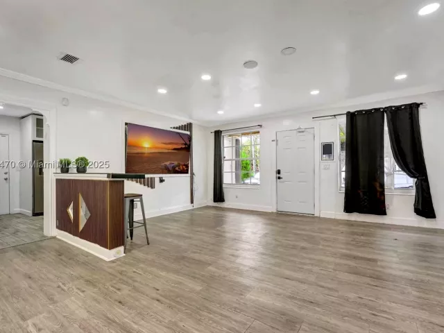 Продажа дома по адресу 18600 NE 7th Ct - фото 9069107