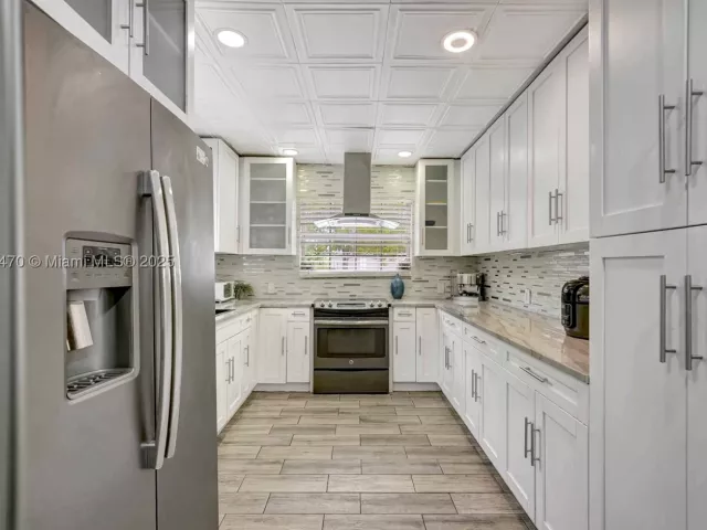 Продажа дома по адресу 18600 NE 7th Ct - фото 9069108