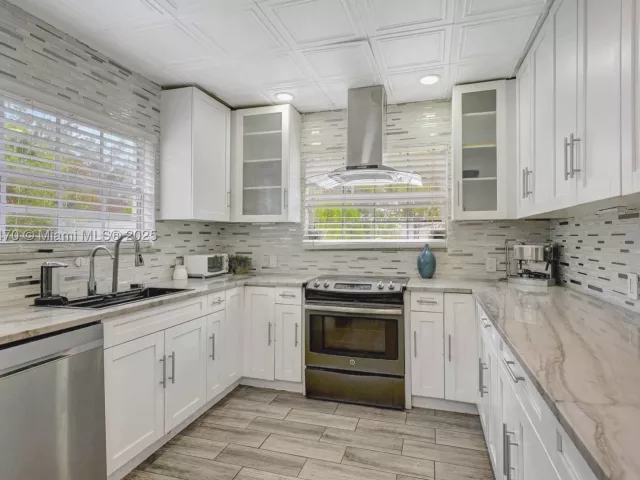 Продажа дома по адресу 18600 NE 7th Ct - фото 9069109