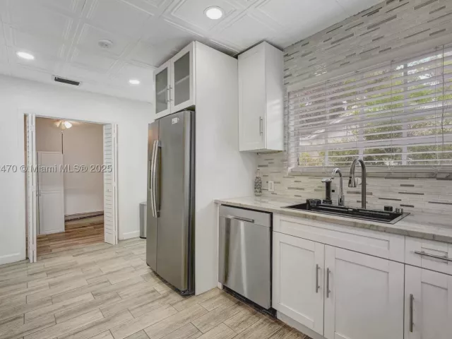 Продажа дома по адресу 18600 NE 7th Ct - фото 9069110