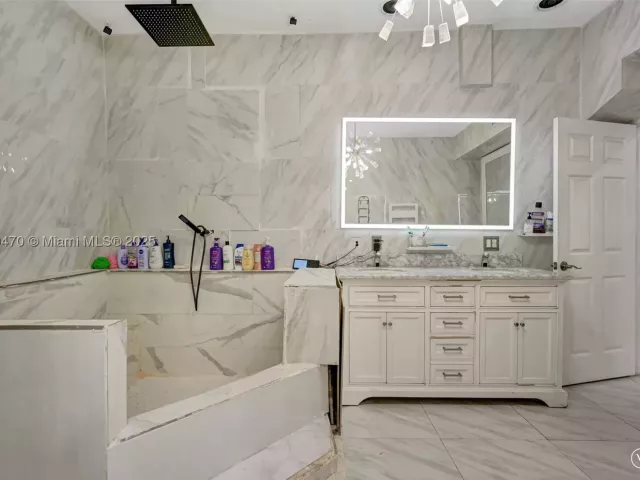 Продажа дома по адресу 18600 NE 7th Ct - фото 9069115