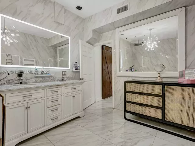 Продажа дома по адресу 18600 NE 7th Ct - фото 9069116