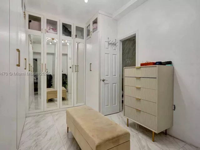 Продажа дома по адресу 18600 NE 7th Ct - фото 9069117