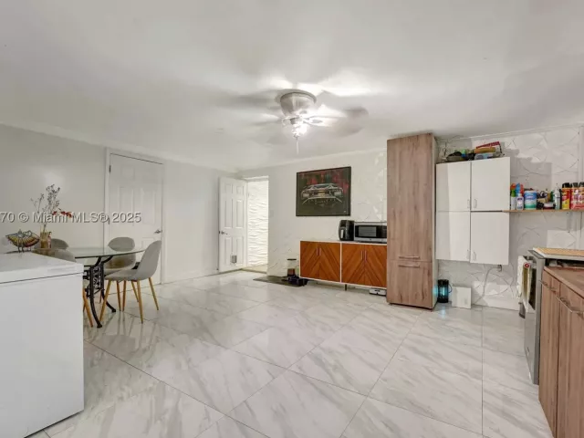 Продажа дома по адресу 18600 NE 7th Ct - фото 9069119