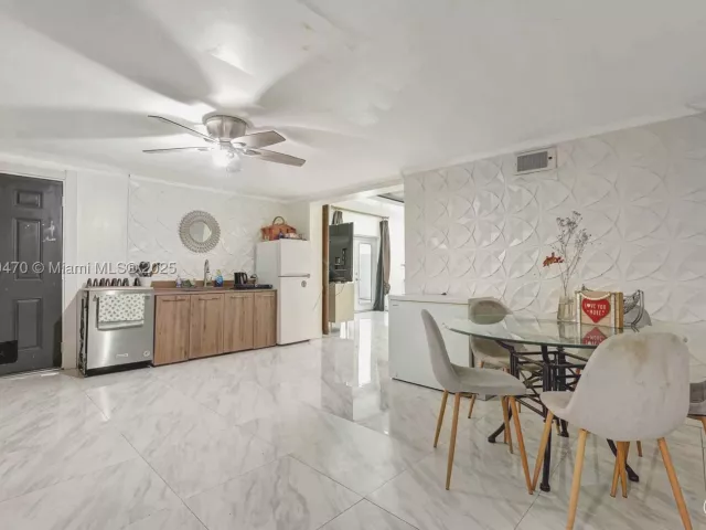 Продажа дома по адресу 18600 NE 7th Ct - фото 9069120