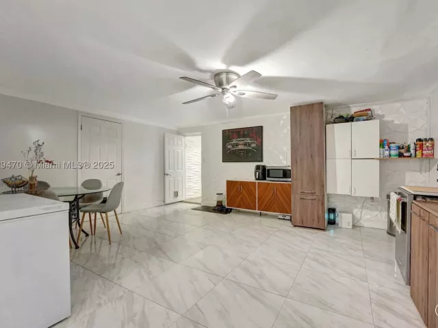 Продажа дома по адресу 18600 NE 7th Ct - фото 9069121