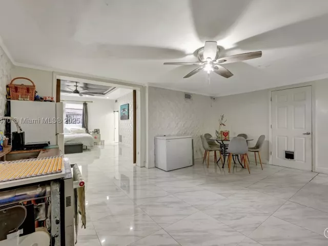 Продажа дома по адресу 18600 NE 7th Ct - фото 9069122