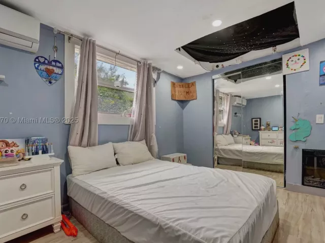 Продажа дома по адресу 18600 NE 7th Ct - фото 9069124