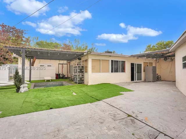 Продажа дома по адресу 18600 NE 7th Ct - фото 9069125