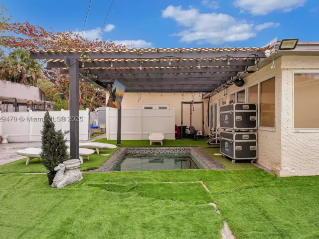 Продажа дома по адресу 18600 NE 7th Ct - фото 9069127