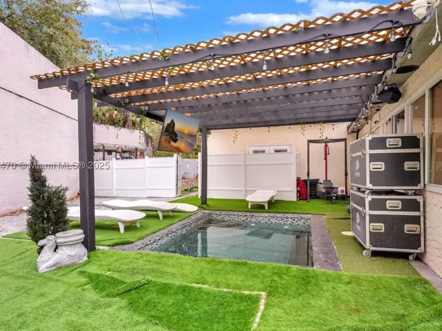 Продажа дома по адресу 18600 NE 7th Ct - фото 9069131