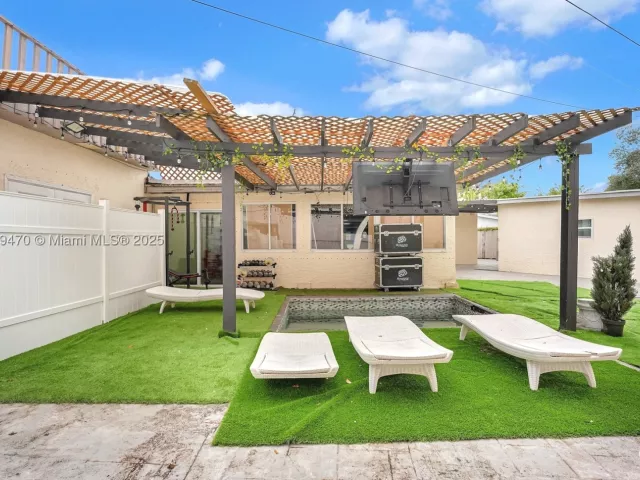 Продажа дома по адресу 18600 NE 7th Ct - фото 9069134
