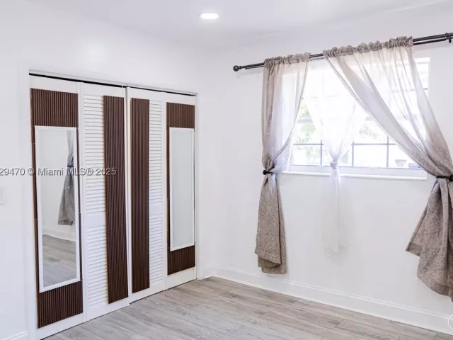Продажа дома по адресу 18600 NE 7th Ct - фото 9069154