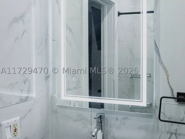 Продажа дома по адресу 18600 NE 7th Ct - фото 9069164