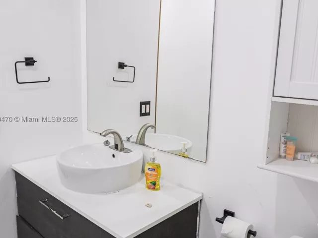 Продажа дома по адресу 18600 NE 7th Ct - фото 9069167