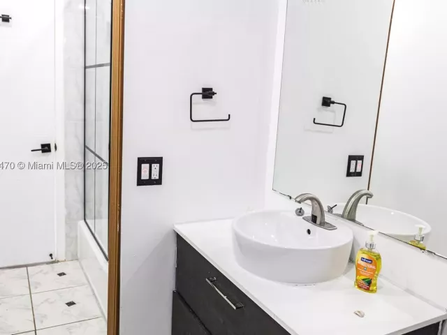 Продажа дома по адресу 18600 NE 7th Ct - фото 9069170