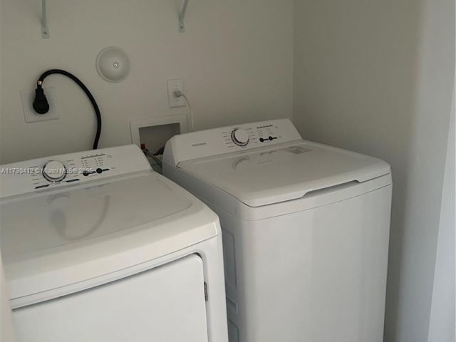 Дом в аренду по адресу 12855 NW 24th Ave - фото 6049605