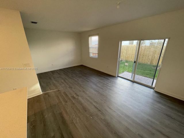 Дом в аренду по адресу 12855 NW 24th Ave - фото 6049606